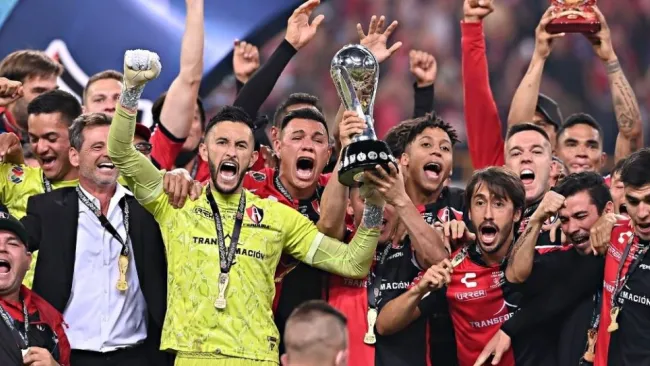Atlas alzando el trofeo de campeón