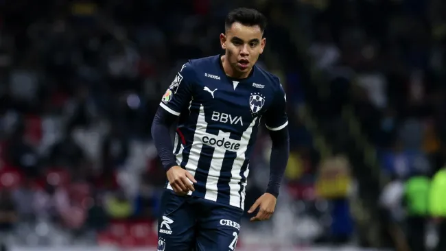 Carlos Rodríguez jugando partido con Monterrey en la Liga MX