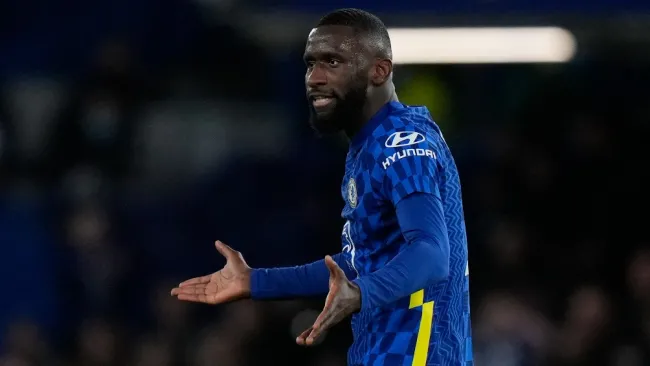 Antonio Rudiger jugando partido con el Chelsea en la Premier League