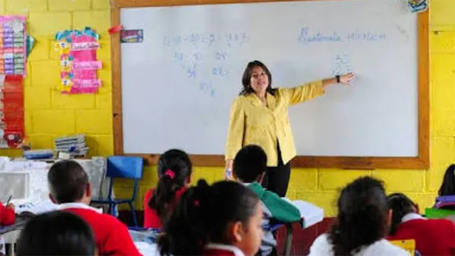 Una maestra impartiendo clase