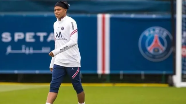 Video: Kylian Mbappé acortó vacaciones para volver a entrenar con el PSG