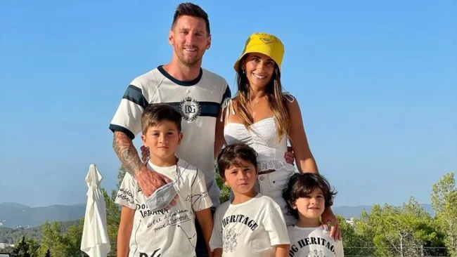 Messi junto con su esposa e hijos