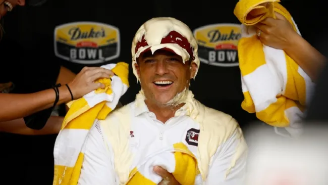 Shane Beamer tras recibir 'baño' de mayonesa en festejo