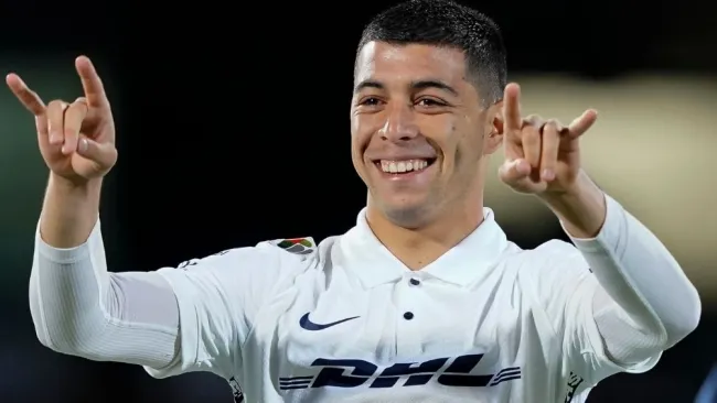 Lira en un partido con Pumas