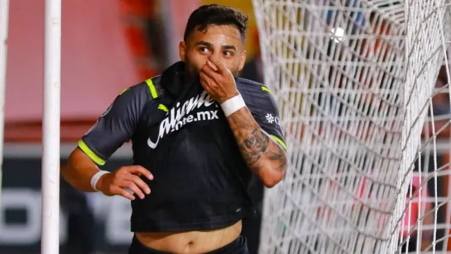 Vega festejando su gol contra Necaxa