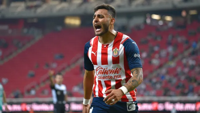 Alexis Vega durante un partido con Chivas