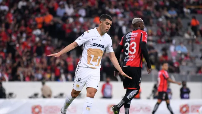 Erik Lira durante un partido con Pumas
