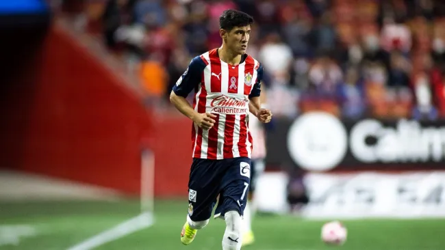 Uriel Antuna durante un partido con Chivas