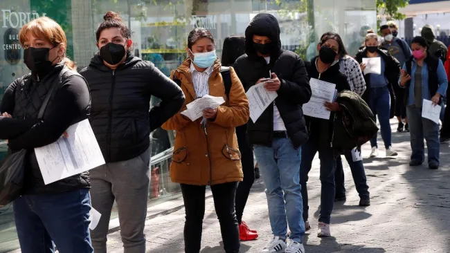 Mexicanos hacen fila para realizarse la prueba Covid-19