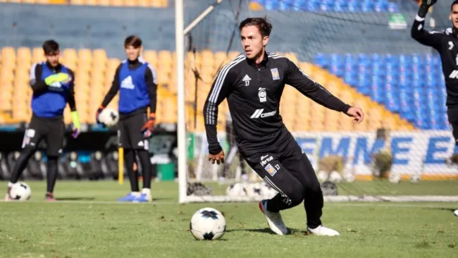 Sebastián Córdova en práctica con Tigres