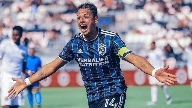 Chicharito Hernández celebrando gol con LA Galaxy en la MLS