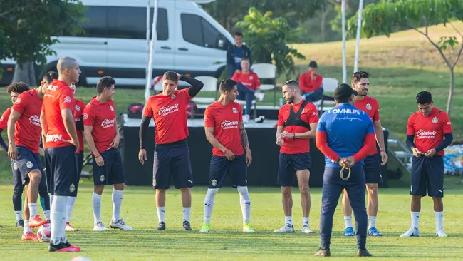 Michel Leaño charla con los jugadores en la pretemporada de Chivas