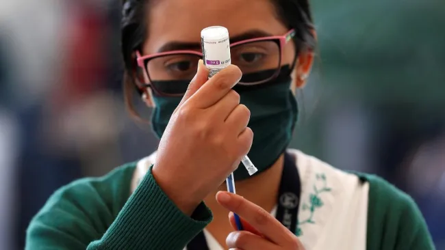 Enfermera prepara dosis contra Covid-19