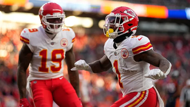 Jerick McKinnon celebra con  Josh Gordon