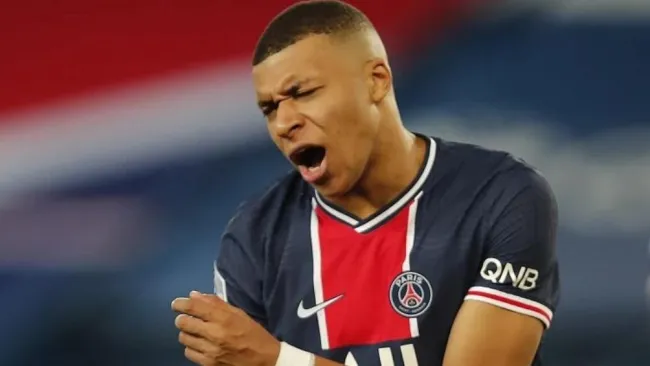 Mbappé se lamenta en un partido con el PSG
