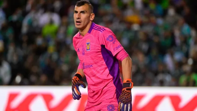 Nahuel Guzmán reacciona con Tigres