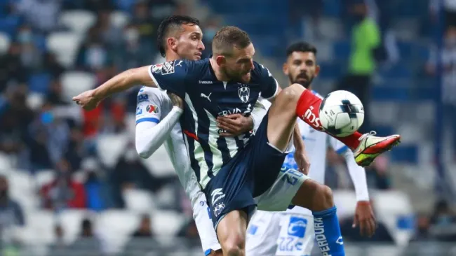 Janssen en el juego entre Rayados y Gallos