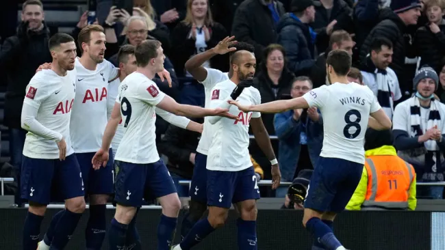 Jugadores de los Spurs en festejo tras triunfo