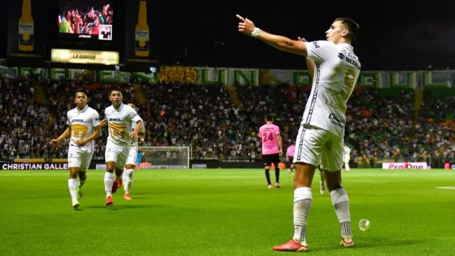 Juan Dinenno en festejo con Pumas