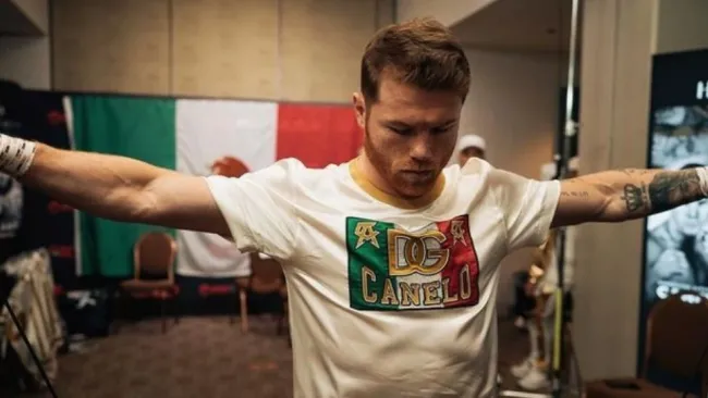 Canelo antes de comenzar una pelea
