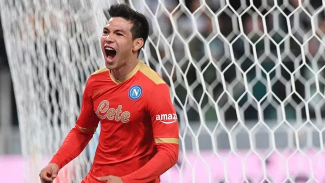 Lozano en un partido con el Napoli 