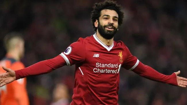 Mohamed Salah durante un duelo con el Liverpool 