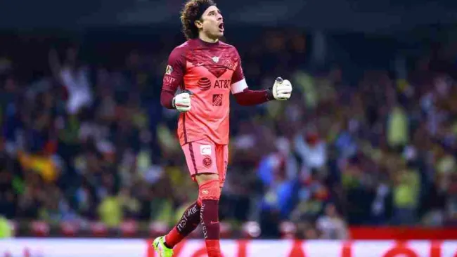 Guillermo Ochoa regaló tenis al equipo femenil