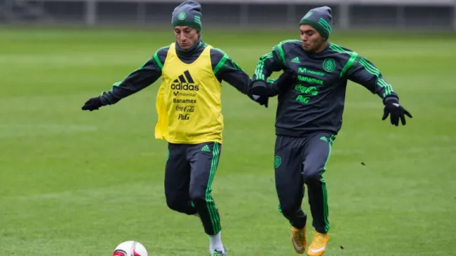 Andrés Guardado y Tecatito Corona en práctica con Selección