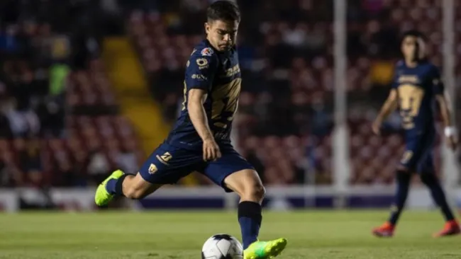 Marco García en acción con Pumas frente a Querétaro