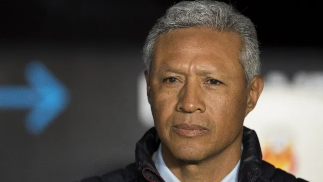 Roberto Hernández dirigiendo a Monarcas Morelia en la Liga MX