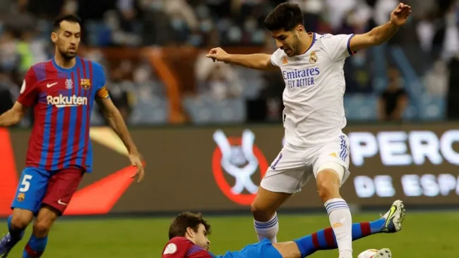 Asensio enfrentando al Barcelona