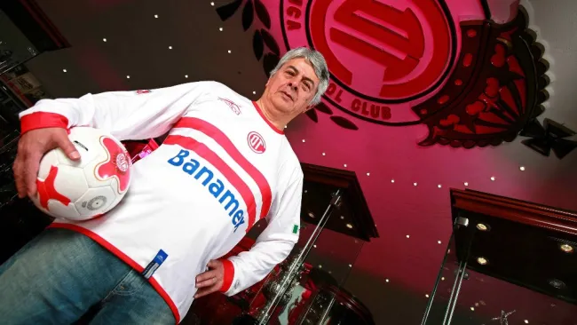 Juan Dosal posa con la del Toluca