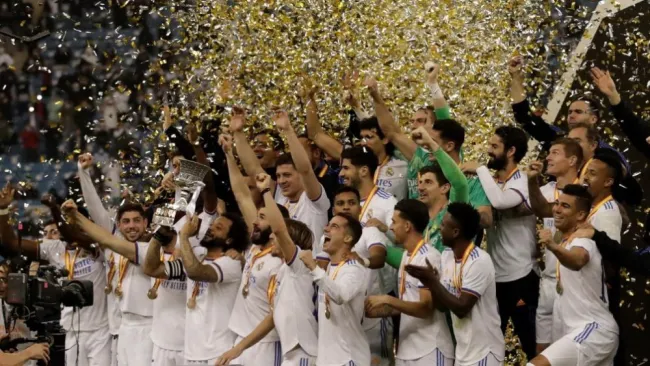 Marcelo levantando el trofeo de campeón