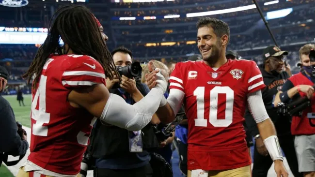 Jimmy Garoppolo festejando el triunfo de los 49ers