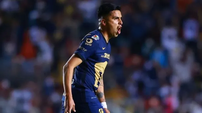 Leonel López durante un partido de Pumas