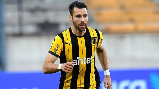 Gary Kagelmacher jugando partido en Uruguay con Peñarol