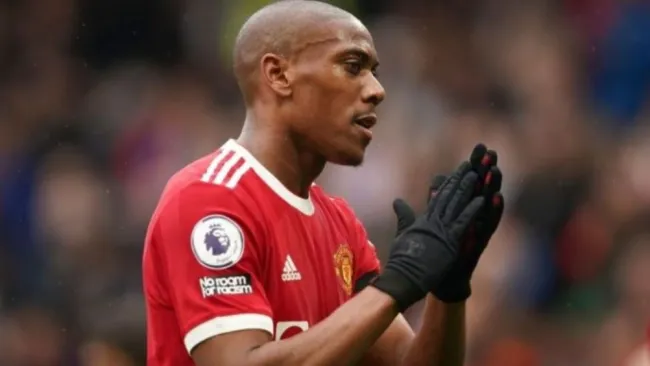 Anthony Martial agradeciendo a la afición