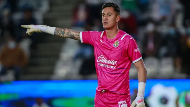 Raúl Gudiño jugando partido con Chivas vs Pachuca en la Liga MX