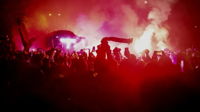 Autobús circula entre aficionados de la Real Sociedad