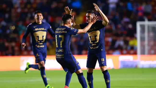 Jugadores de los Pumas festejan un gol