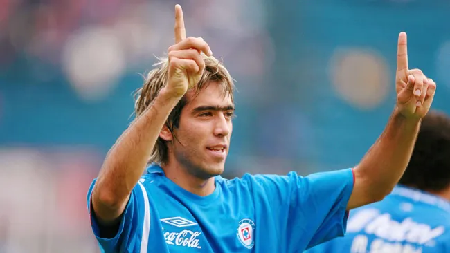 Chelito Delgado festeja un gol con Cruz Azul