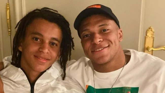 Ethan y Kylian Mbappé posando para una foto
