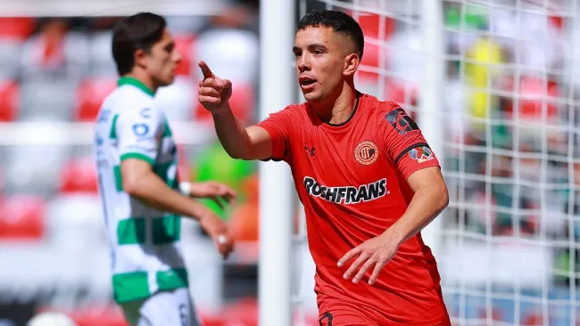 Leo Fernández festejando gol con el Toluca en la Liga MX