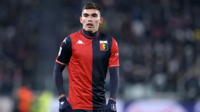 Johan Vásquez jugando partido con el Genoa en la Serie A