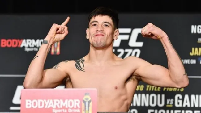 Brandon Moreno en el pesaje de su pelea