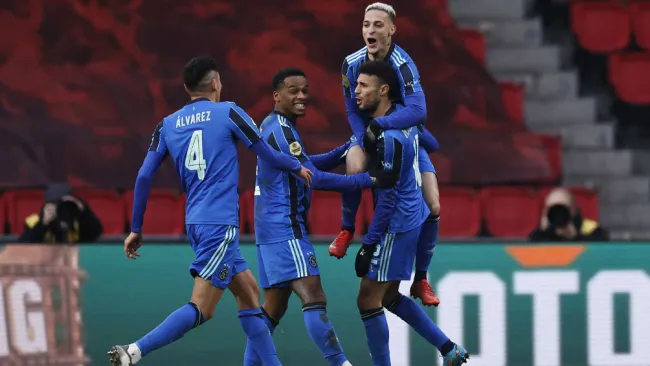 Edson festeja con sus compañeros un tanto ante PSV