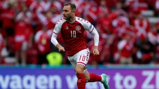Christian Eriksen jugando partido con la Selección de Dinamarca