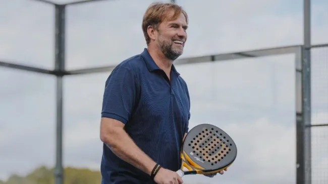 Klopp con su pala de pádel