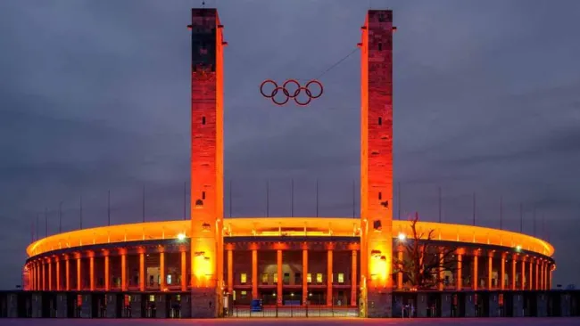 Estadio Olímpico de Berlín durante la noche