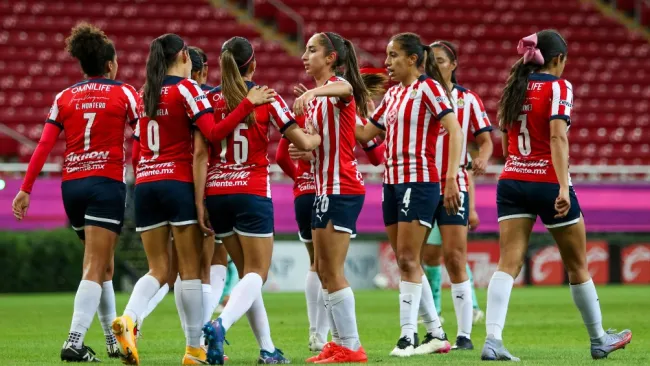 Jugadoras de Chivas celebran gol vs Toluca